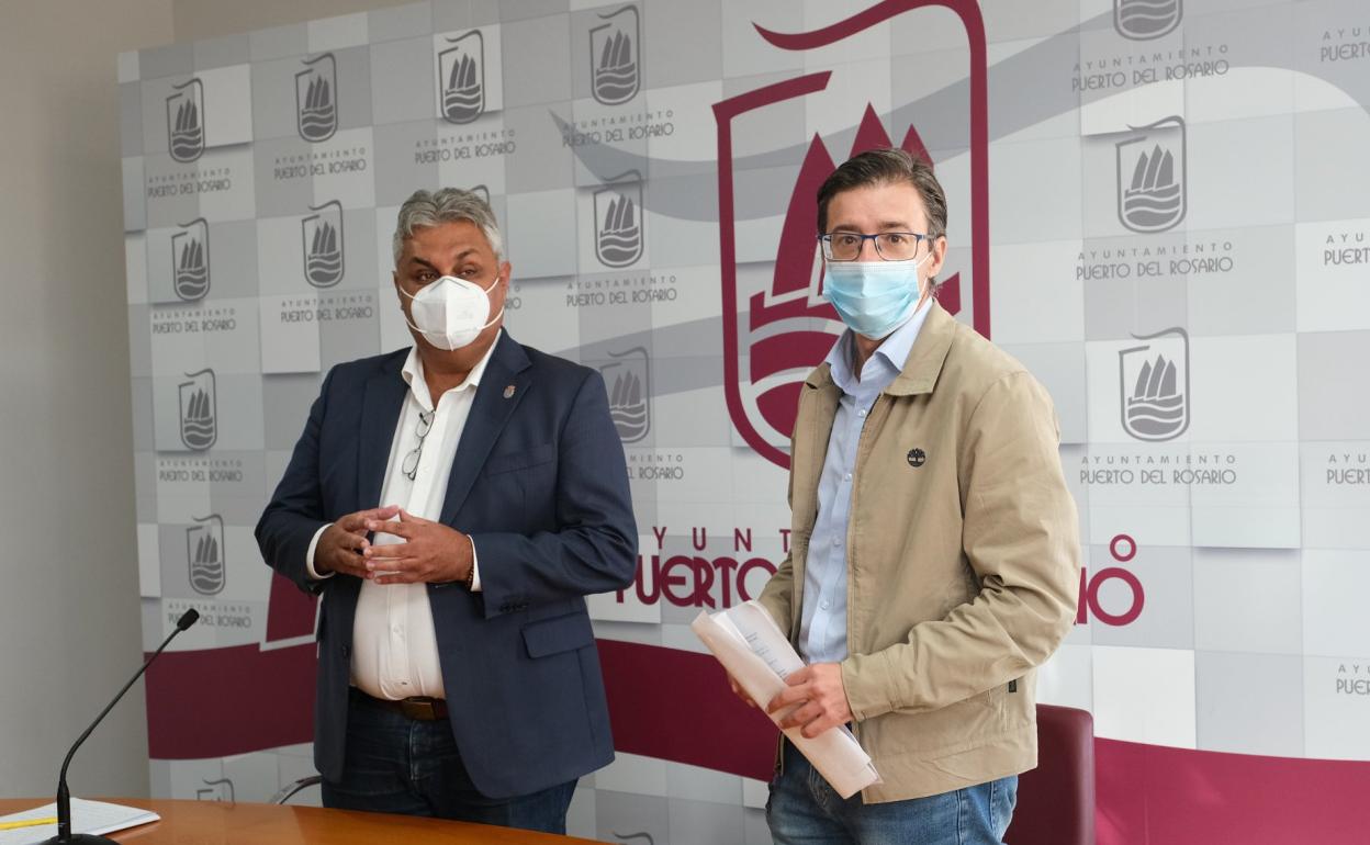 El alcalde Juan Jiménez y el concejal de Economía y Hacienda, Juan Manuel Verdugo. 