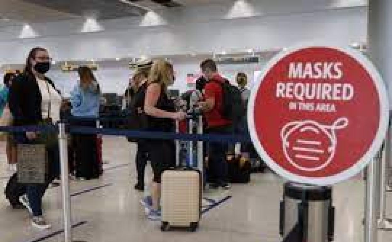 Cartel sobre el uso de la mascarilla en el aeropuerto de Miami 