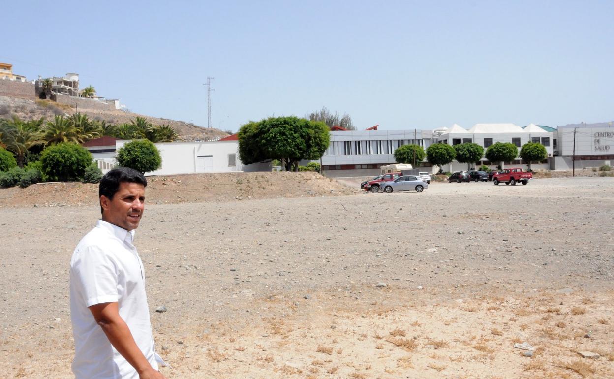 Henríquez, en una visita reciente al solar donde irá la residencia. 