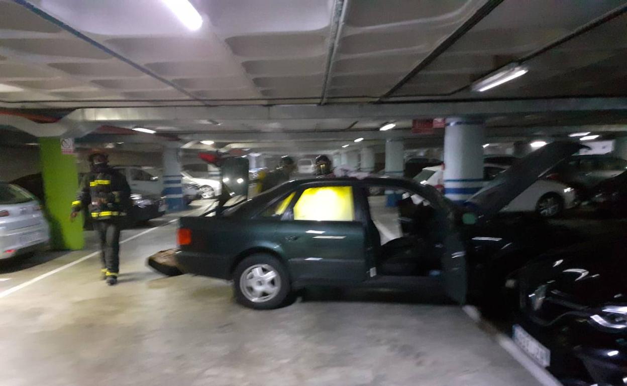 Incendio de un vehículo en el parking del museo Elder