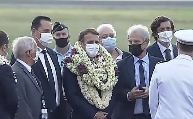 El vídeo de Macron cubierto de collares en su visita a la Polinesia no es real