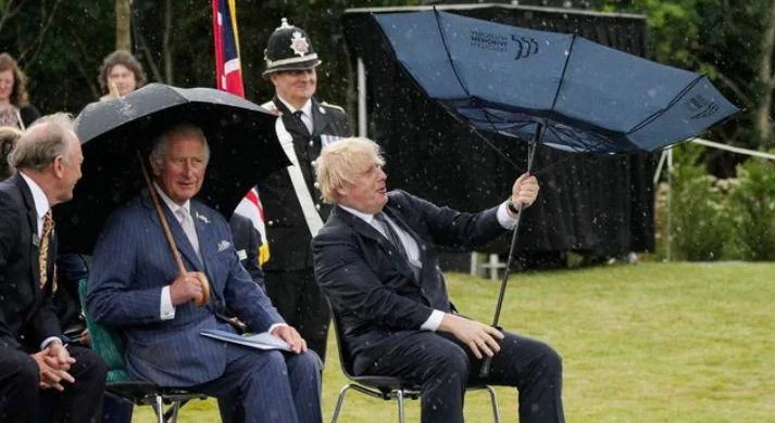 Un vídeo de Boris Johnson peleándose con un paraguas se vuelve viral