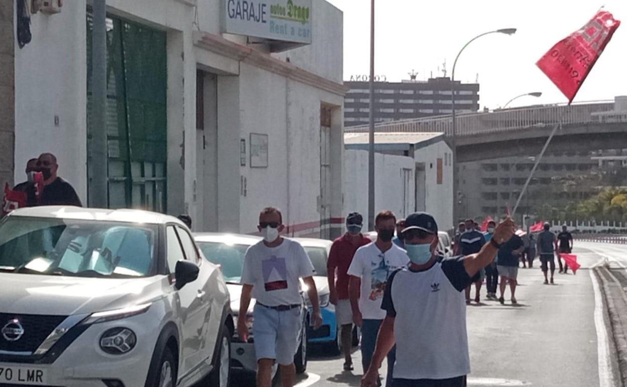 Un momento de la última concentración de los trabajadores de Petrecan ante de la sede de la empresa. 