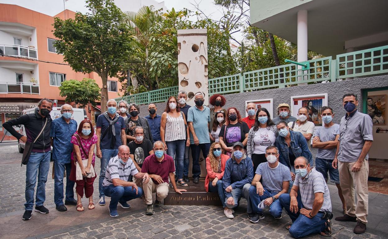Foto de familia de los participantes con César Ubierna. 