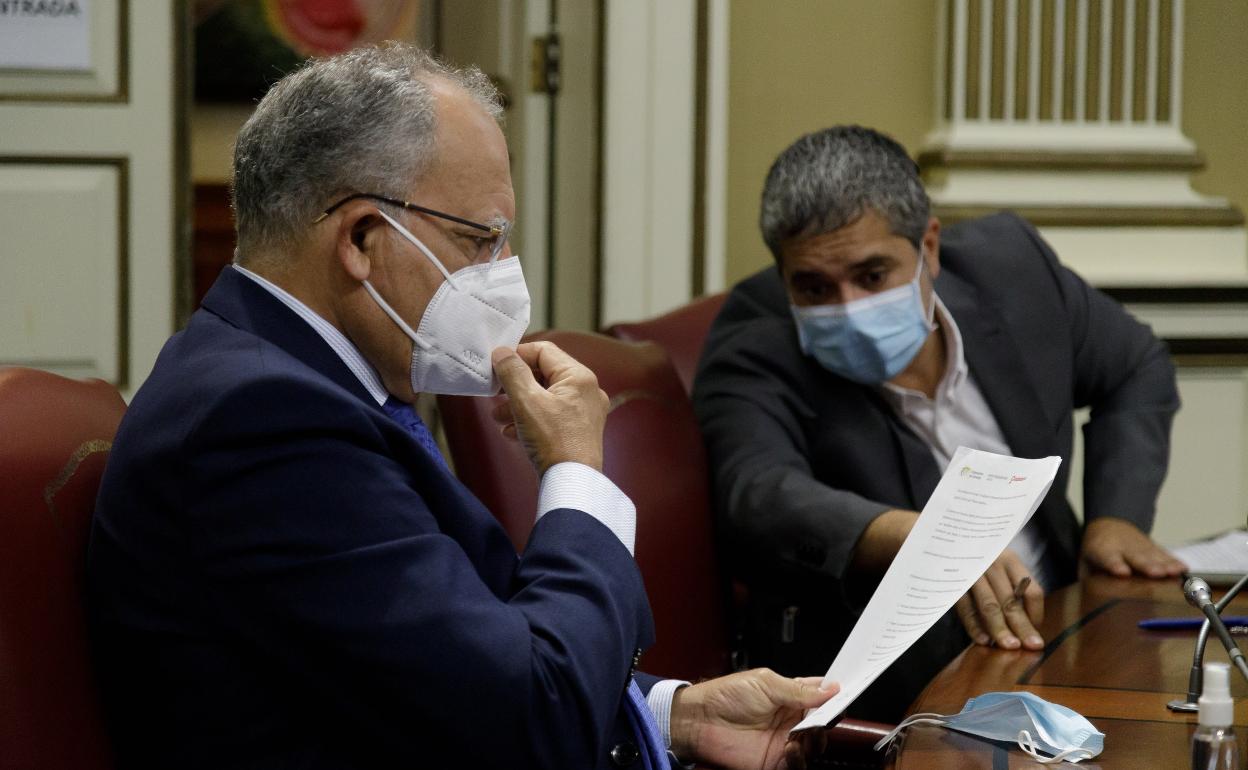 Imagen de archivo de Casimiro Curbelo, en primer término, con el diputado de ASG, Jesús Ramos. 