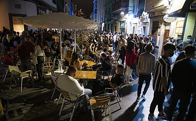 Imagen de archivo del primer sábado sin toque de queda en una calle de Vegueta. 