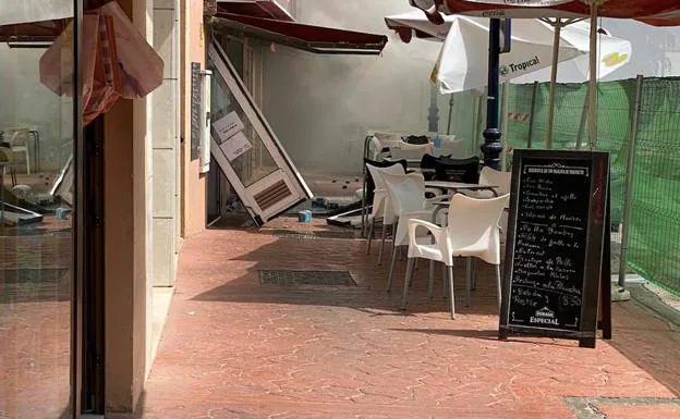 Imagen principal - Así quedó la cafetería de Arguineguín tras la explosión