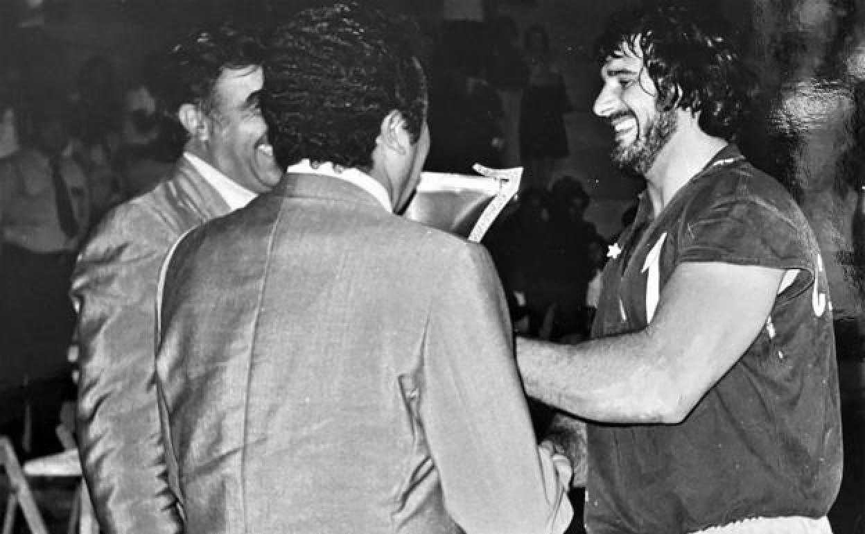 Babache recibe de Olarte la Copa Presidente para el Castro Morales. 