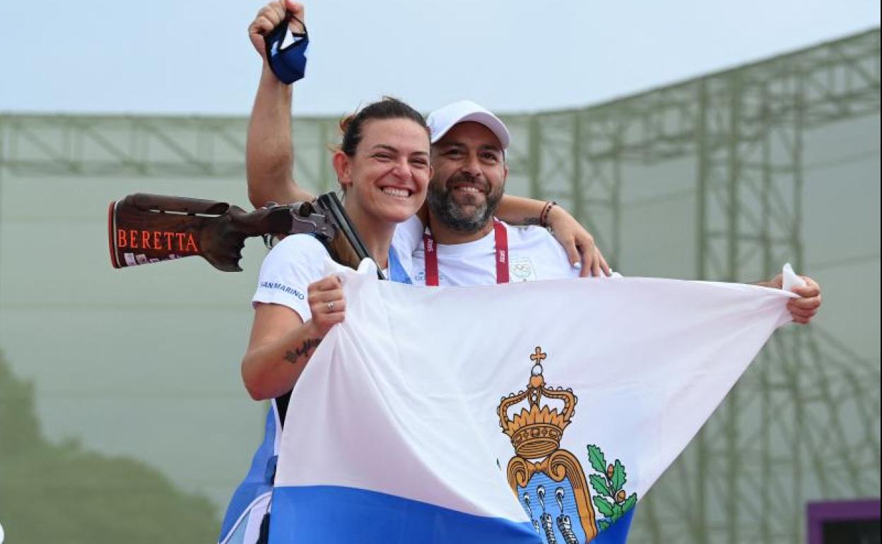 Alessandra Perilli, primera medallista olímpica de San Marino, junto a su entrenador.