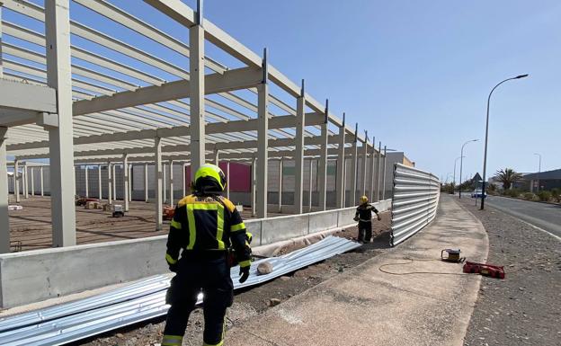 Imagen principal - Los bomberos tienen que actuar ante las rachas de viento