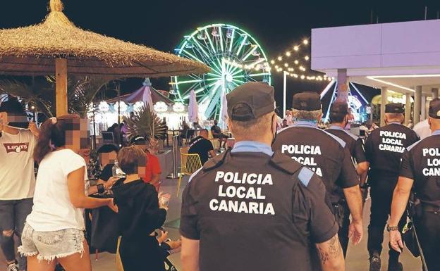 Un grupo de policías en labores de vigilancia por la zona de ocio nocturno de San Bartolomé de Tirajana. 