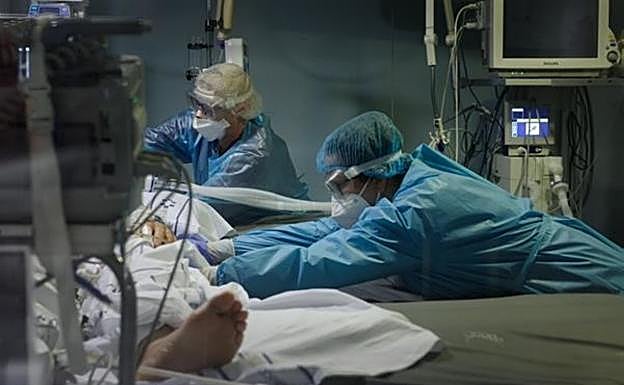 Imagen de archivo de personal sanitario del hospital de La Candelaria en Tenerife atendiendo a un paciente de la UCI. 