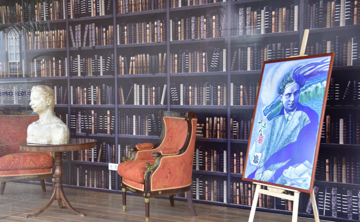 La pequeña exposición recrea distintos aspectos de su vida, incluida su biblioteca. 