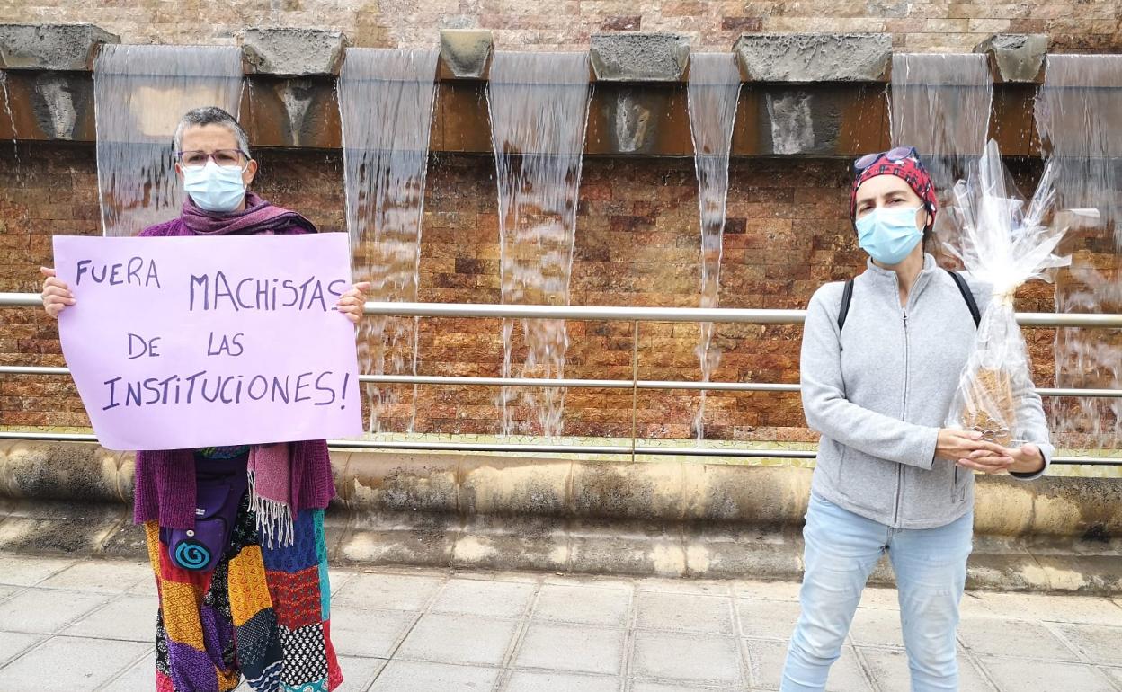 Dos mujeres del colectivo ReCreándome, en una de sus manifestaciones de guardia ante el Ayuntamiento de Ingenio. 