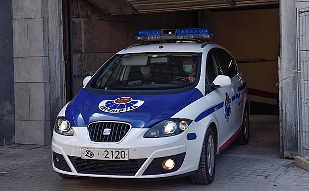 La Ertzaintza traslada a la cárcel de Basauri al último detenido.