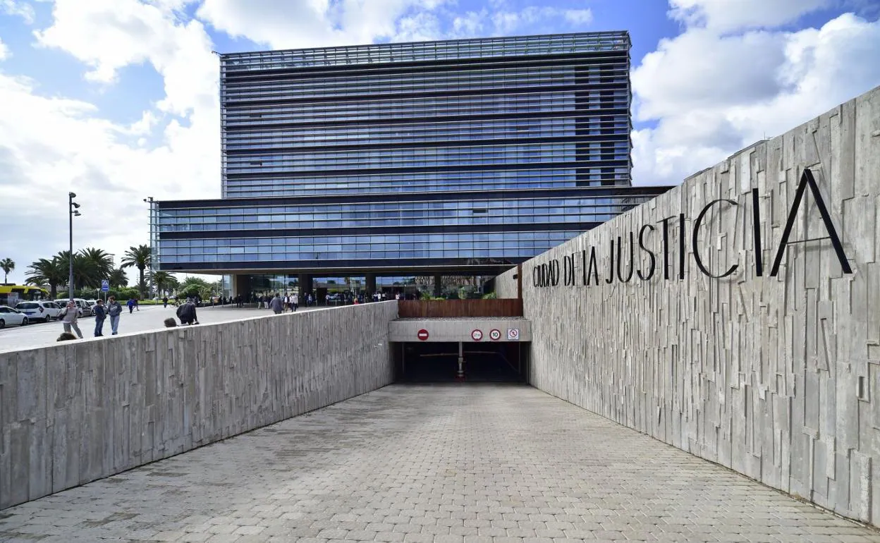 Exteriores de la Ciudad de la Justicia de Las Palmas de Gran Canaria. 