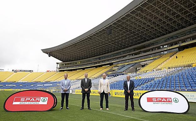 Izq. a dcha., los representantes de la UDLP junto a los de SPAR Gran Canaria tras la firma. 