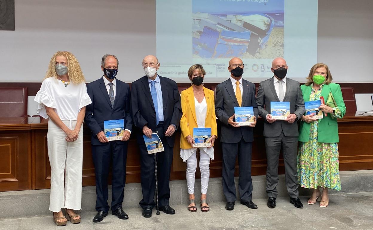 Distintas autoridades asistieron ayer a la presentación del libro en el Colegio de Abogados de Las Palmas. 