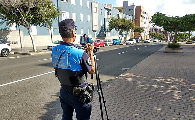 Un agente prueba el nuevo radar láser en la avenida de Juan Carlos I. 