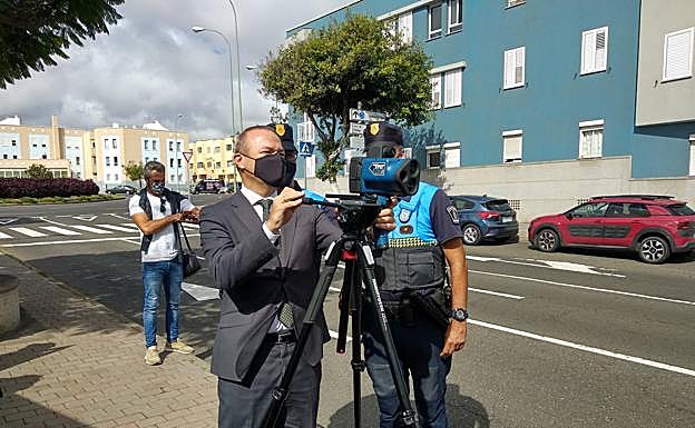 El alcalde, Augustos Hidalgo, comprueba el funcionamiento del nuevo radar. 