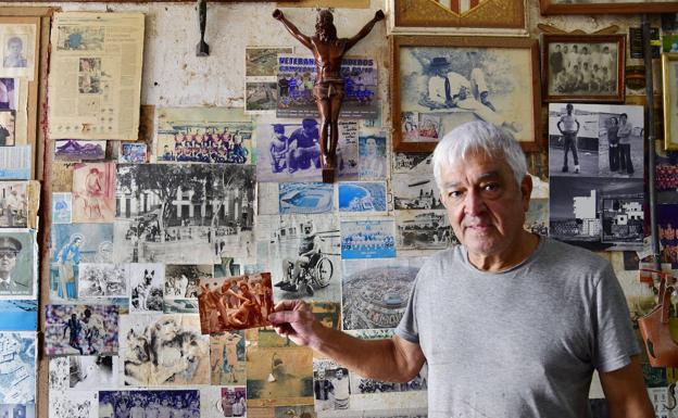 Paco Larraz, amigo de la infancia de Sandokán, muestra una foto con el salvavidas de Arucas. 