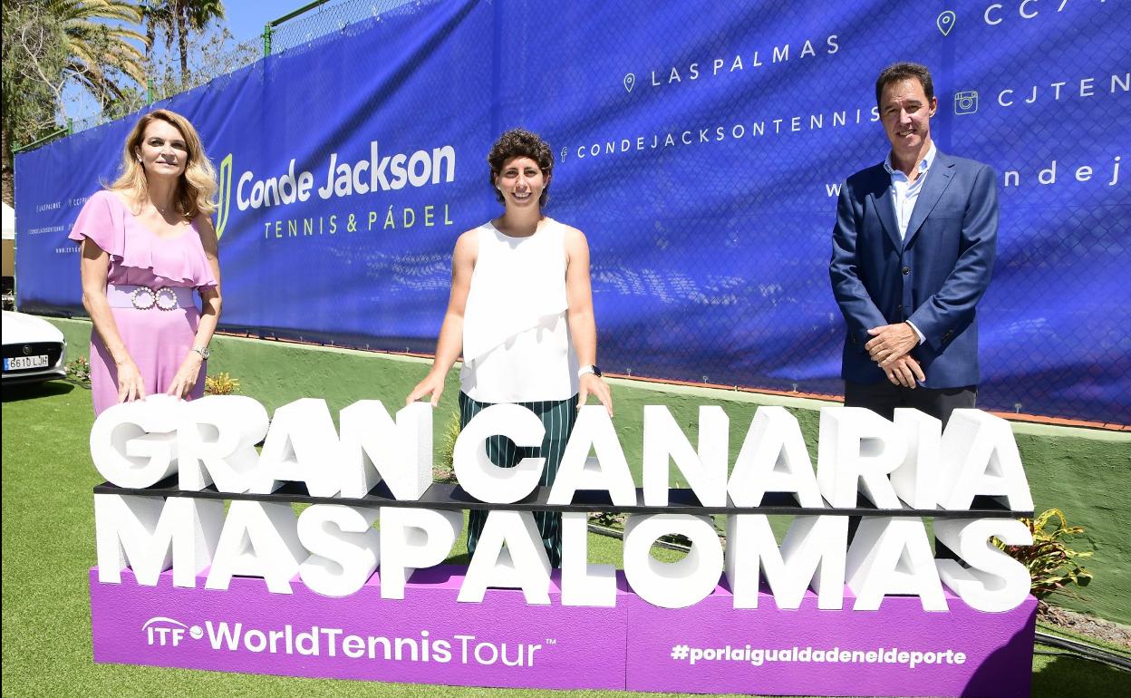 Imagen de los Torneos ITF WORLD Tennis Tour, Carla Suárez se pasó por las canchas donde fue acogida por la organización como se merece. 