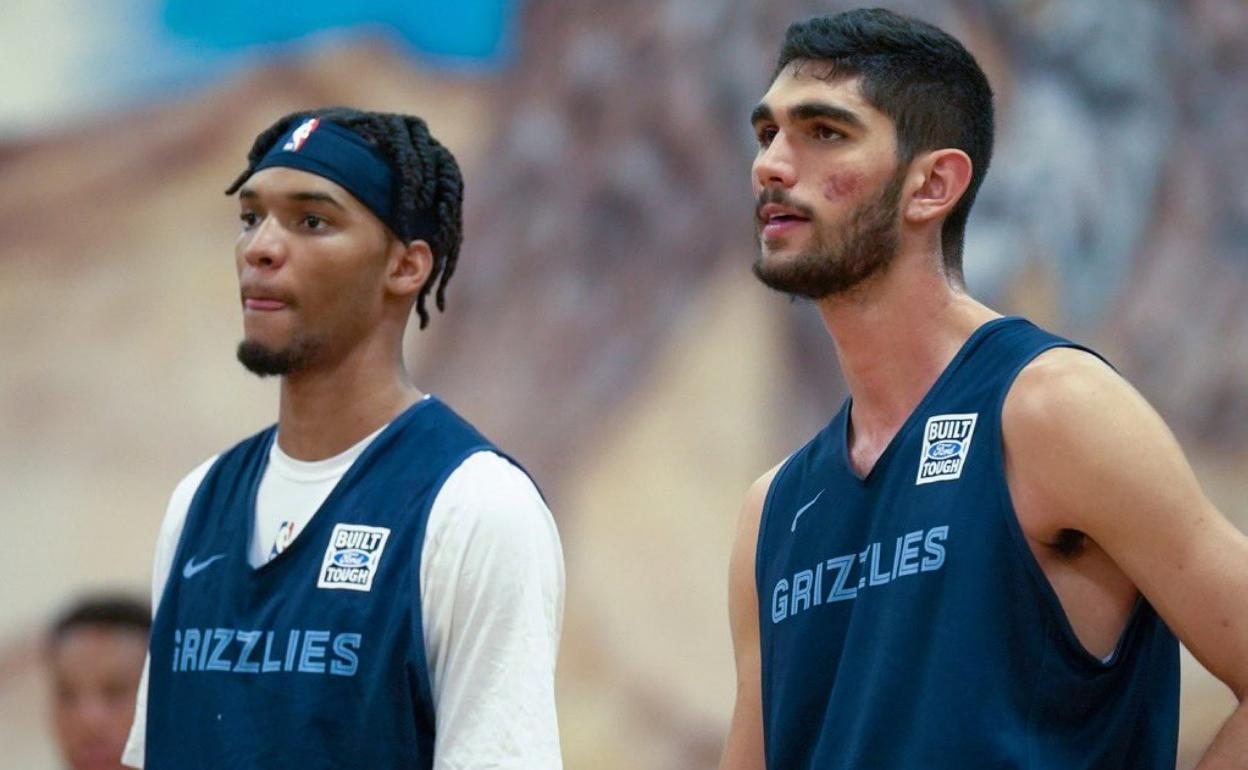 Aldama (derecha) junto a Ziare Williams, también drafteado en primera ronda. 