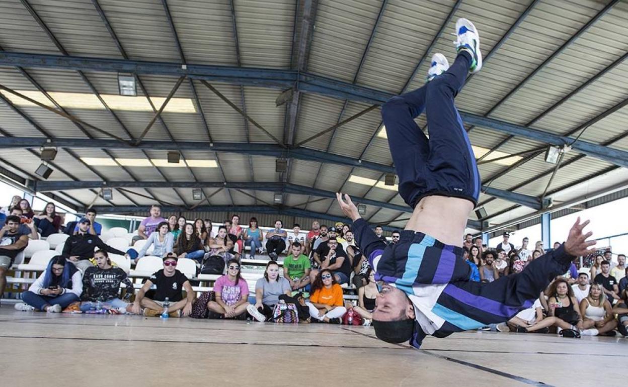 Imagen de archivo de Breaking Masdanza. 