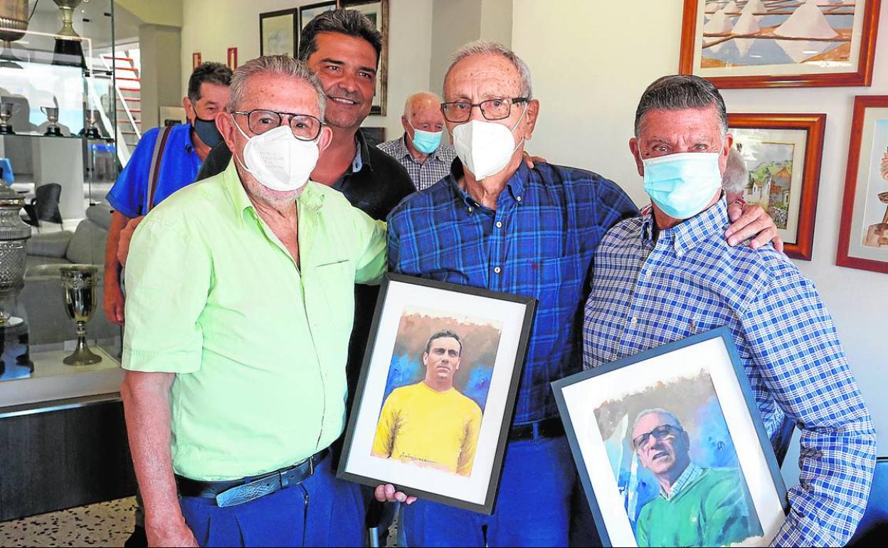 Germán, con Artulo Gómez y varios amigos durante el homenaje de ayer. 