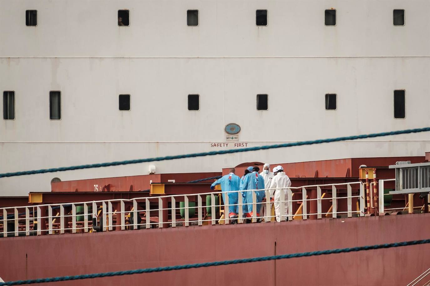 Fotos: Llegan a puerto los supervivientes de la patera rescatada a 650 km de Canarias