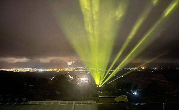 El haz de luz que está perjudicando la visibilidad. 