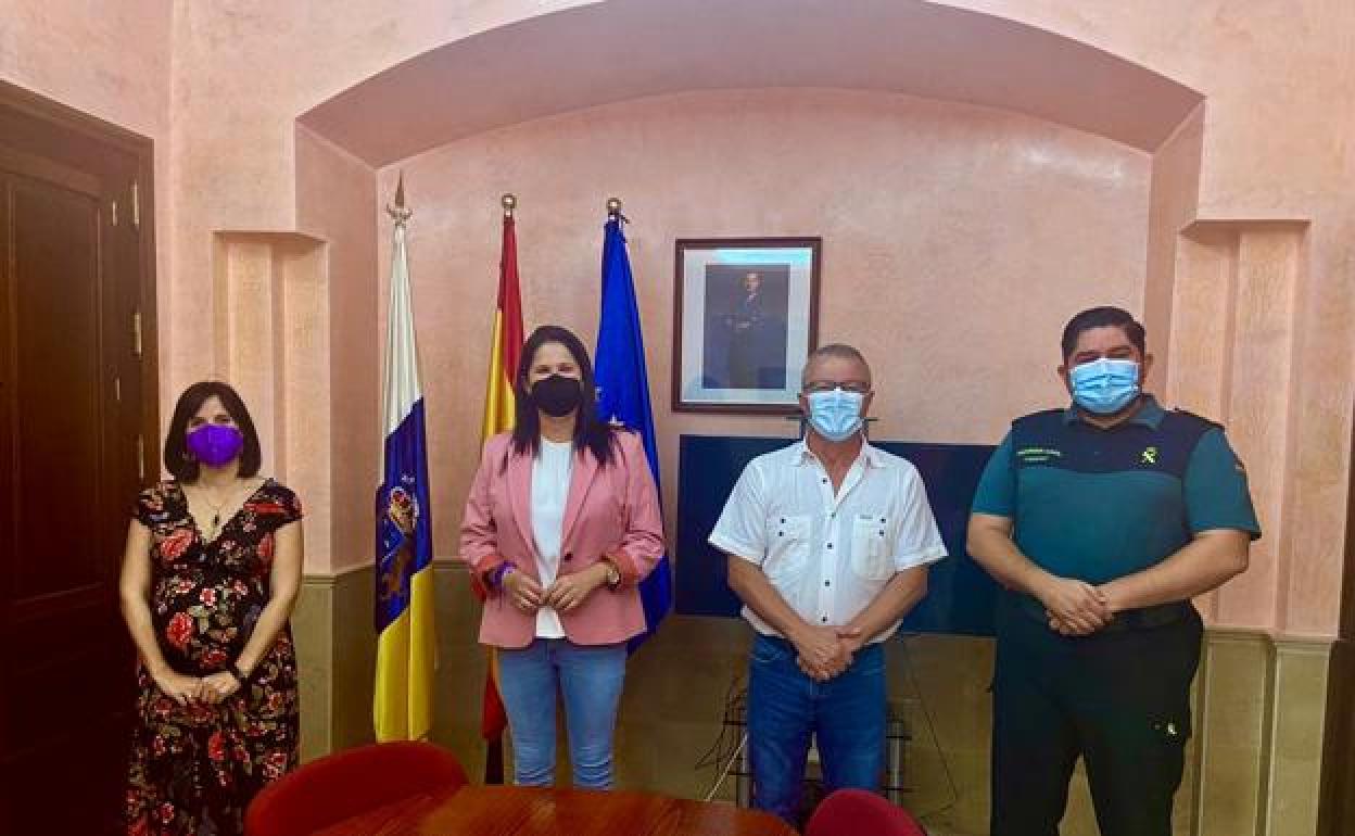 Esther Hernández y Domingo Fuentes, tras la rúbrica del protocolo de colaboración. 