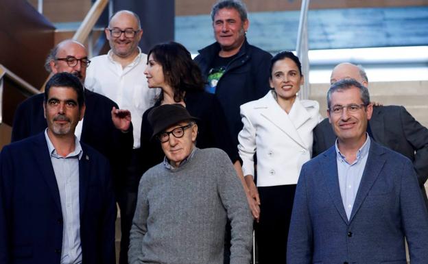 Eneko Goia en 2019 junto a José Luis Rebordinos, Woody Allen y el equipo de 'Rifkin's Festival' cuando se anunció su rodaje en San Sebastián.