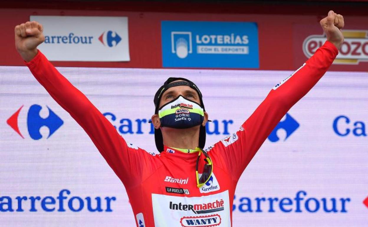 Rein Taaramäe celebra su victoria y liderato en la Vuelta. 