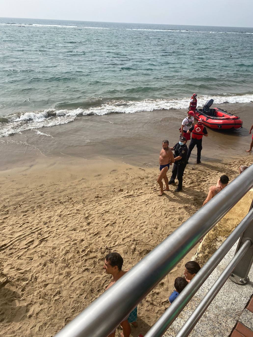 Detenido en Las Canteras por exhibicionista cuando intentaba huir a nado |  Canarias7