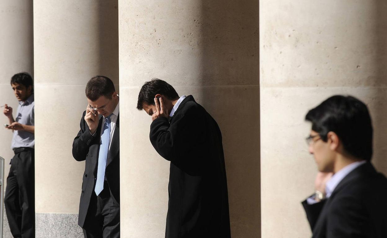 Financieros hablando por teléfono en la Bolsa de Londres. 