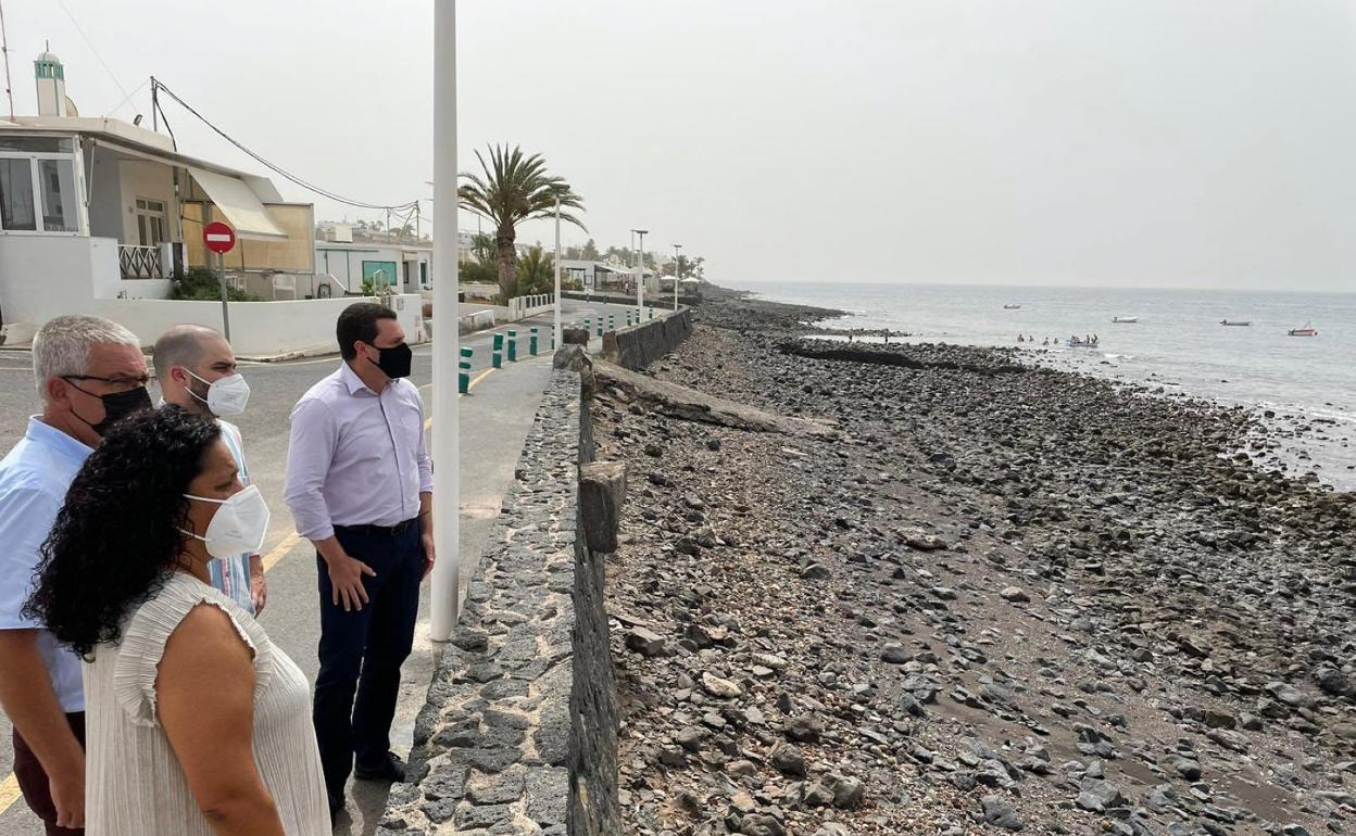 Autoridades sureñas en Playa Quemada. 