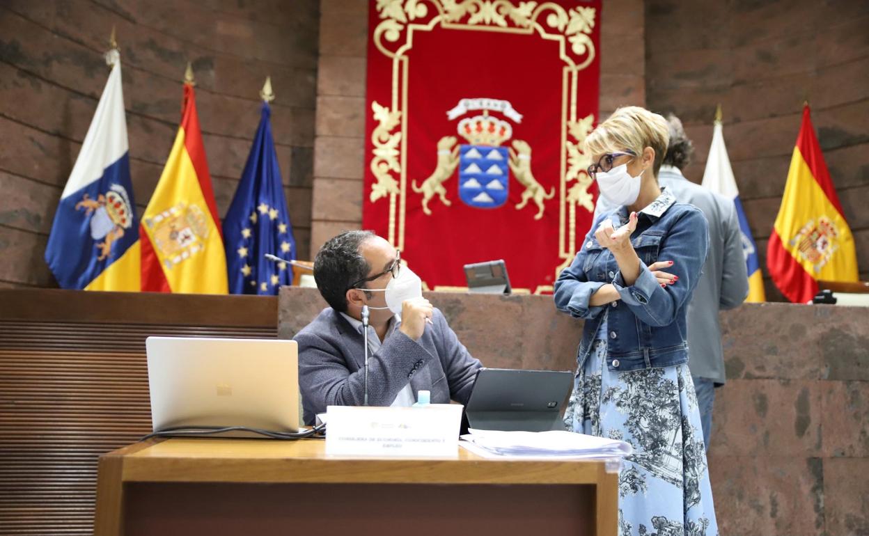 Imagen de archivo de la consejera de Economía, Elena Máñez, con el viceconsejero de Empleo, Gustavo Santana. 