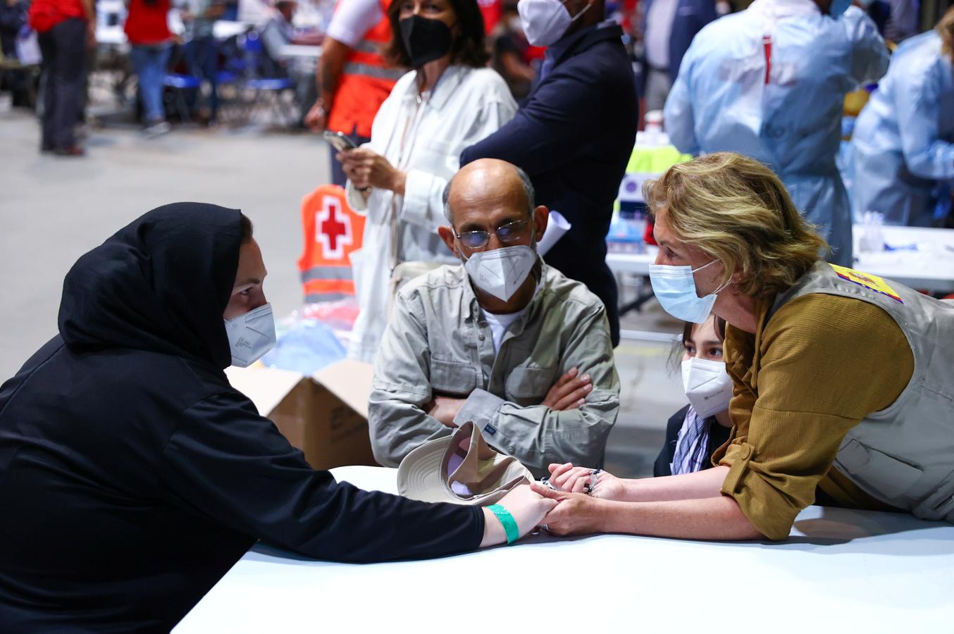 Una representante del Ministerio de Exteriores conversa con una de las mujeres evacuadas. 