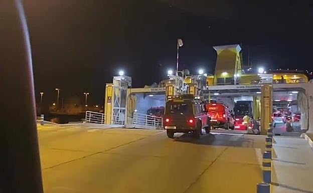 Efectivos de la UME y de bomberos de Tenerife comienzan a replegarse tras actuar en el fuego de La Palma