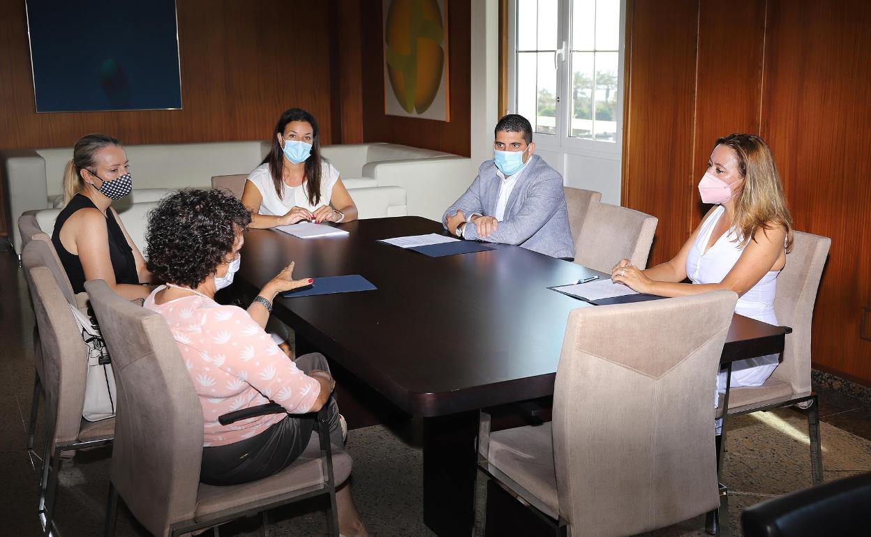 Momento de la firma. 