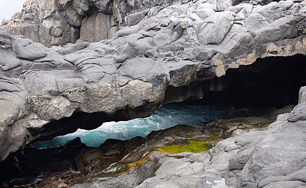 Fallece la bañista rescatada en estado crítico en la cueva de El Tancón