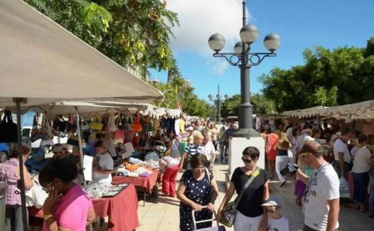 CC-UxGC denuncia el abandono de los puesteros de artesanía y rastros