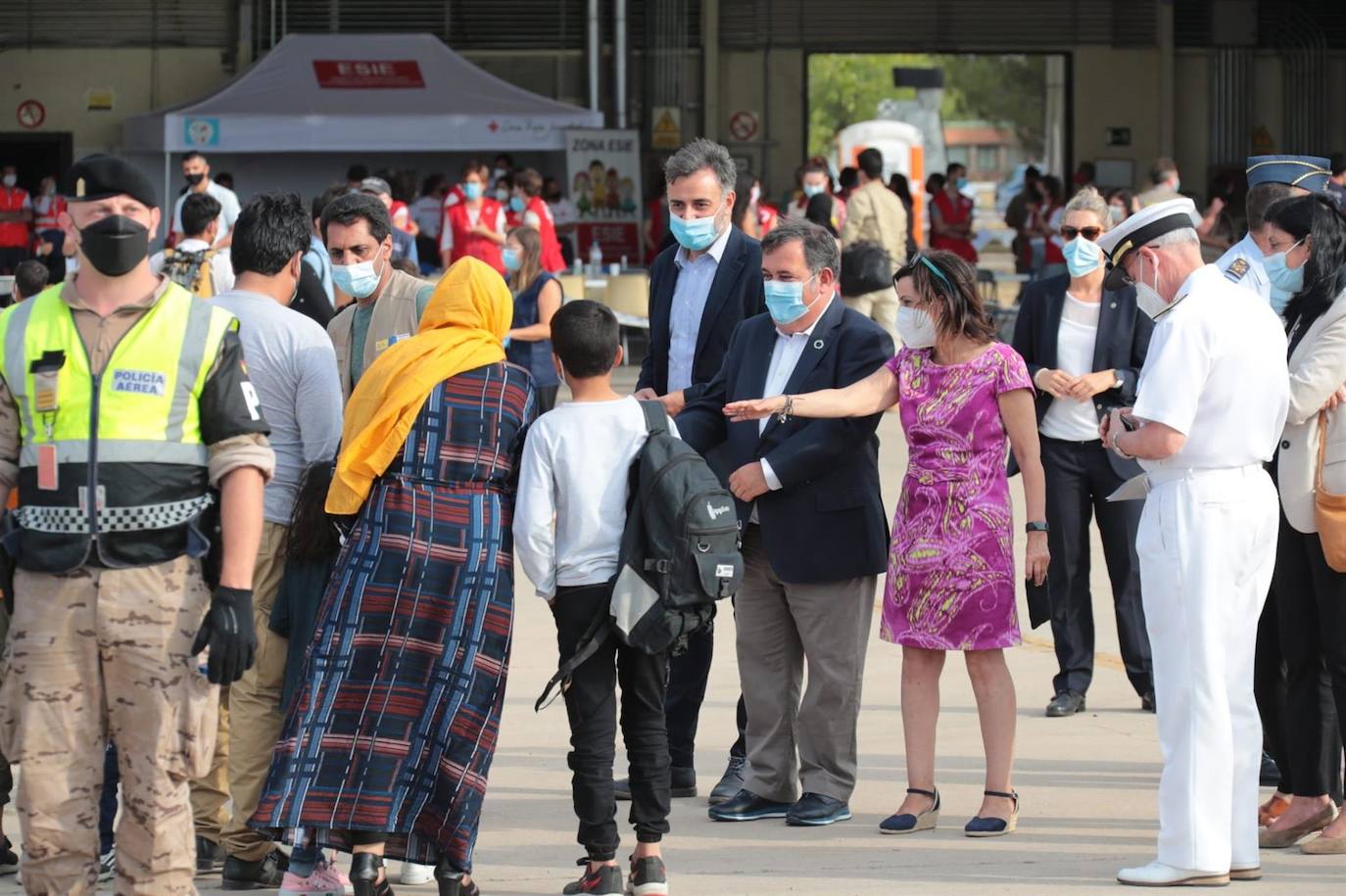 Fotos: La ministra Robles y el Jemad reciben a 292 evacuados de Afganistán