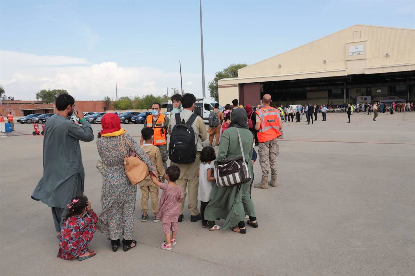 Fotos: La ministra Robles y el Jemad reciben a 292 evacuados de Afganistán