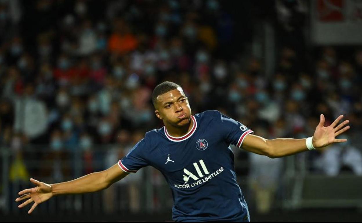 Kylian Mbappé celebra un gol con el PSG. 