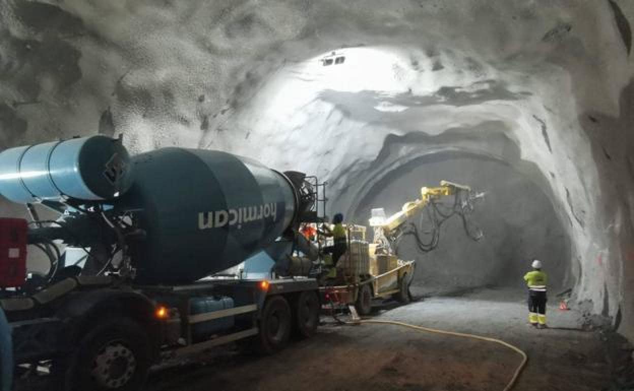 Trabajos de perforación en el interior del nuevo túnel de Guayedra. 