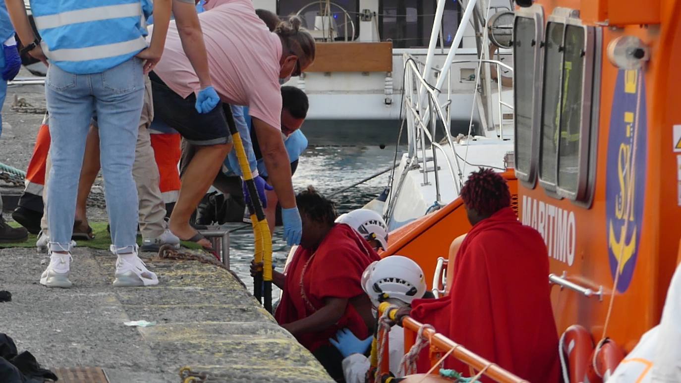 Fotos: Llegada de los inmigrantes rescatados al muelle de Arguineguín