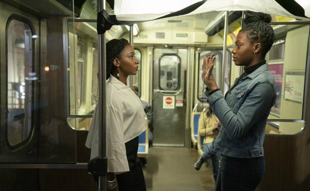 Teyonah Parris y la directora Nia Dacosta en el set de 'Candyman'.