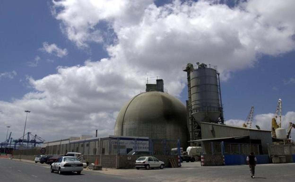 Vista de la fábrica de cemento de Ceisa en El Pajar, junto al puerto. 